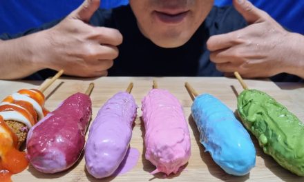 Corndog Pelangi Isian Cokelat Lumer Jadi Incaran Anak Sekolah