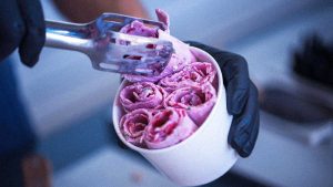 Es Krim Gulung Modern: Kembali Jadi Magnet Pengunjung Mall