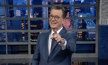 Stephen Colbert Bereaksi Atas Peluncuran Misi Bulan