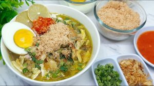 Soto Lamongan Bertabur Koya: Kerupuk Udang Kunci Kelezatan