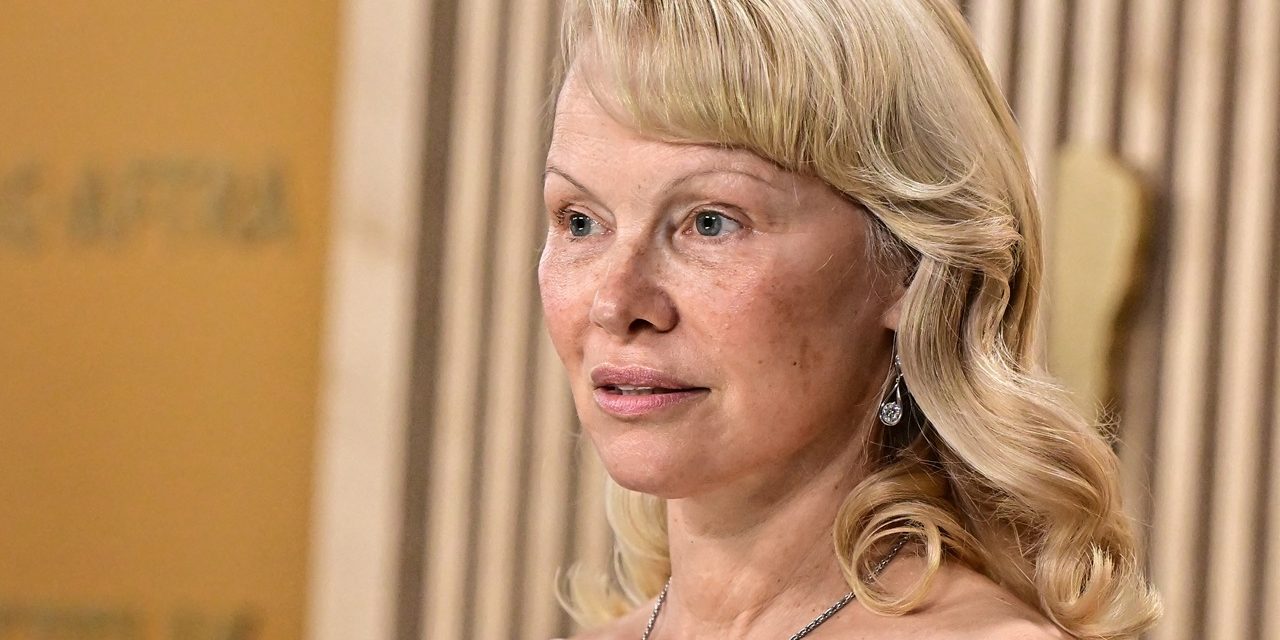 Pamela Anderson Dobrak Standar Kecantikan Tanpa Makeup