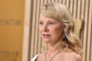 Pamela Anderson Dobrak Standar Kecantikan Tanpa Makeup