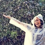 Tips Redakan Stres: Menilik Efek Terapi Berjalan Saat Gerimis