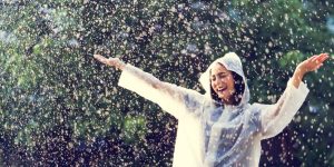 Tips Redakan Stres: Menilik Efek Terapi Berjalan Saat Gerimis