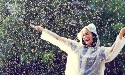 Tips Redakan Stres: Menilik Efek Terapi Berjalan Saat Gerimis