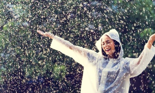Tips Redakan Stres: Menilik Efek Terapi Berjalan Saat Gerimis