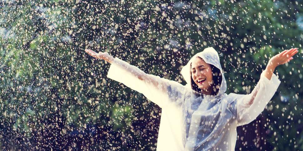 Tips Redakan Stres: Menilik Efek Terapi Berjalan Saat Gerimis