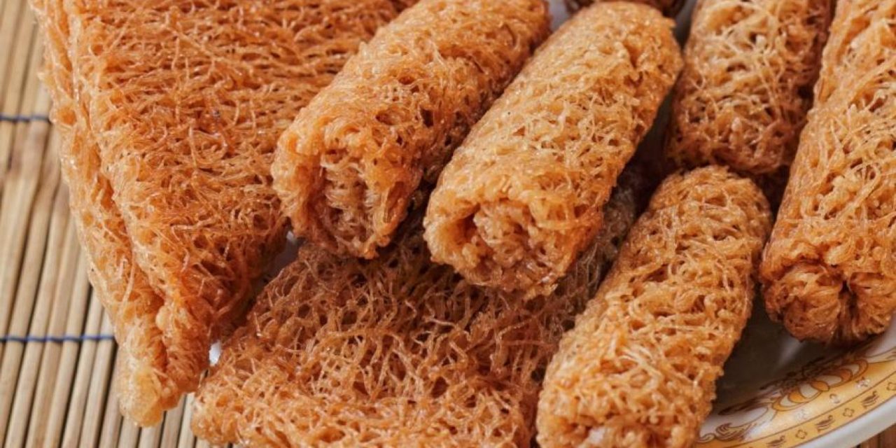 Menikmati Kue Karasi Khas Wakatobi Dicetak Pakai Batok Kelapa