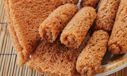 Menikmati Kue Karasi Khas Wakatobi Dicetak Pakai Batok Kelapa