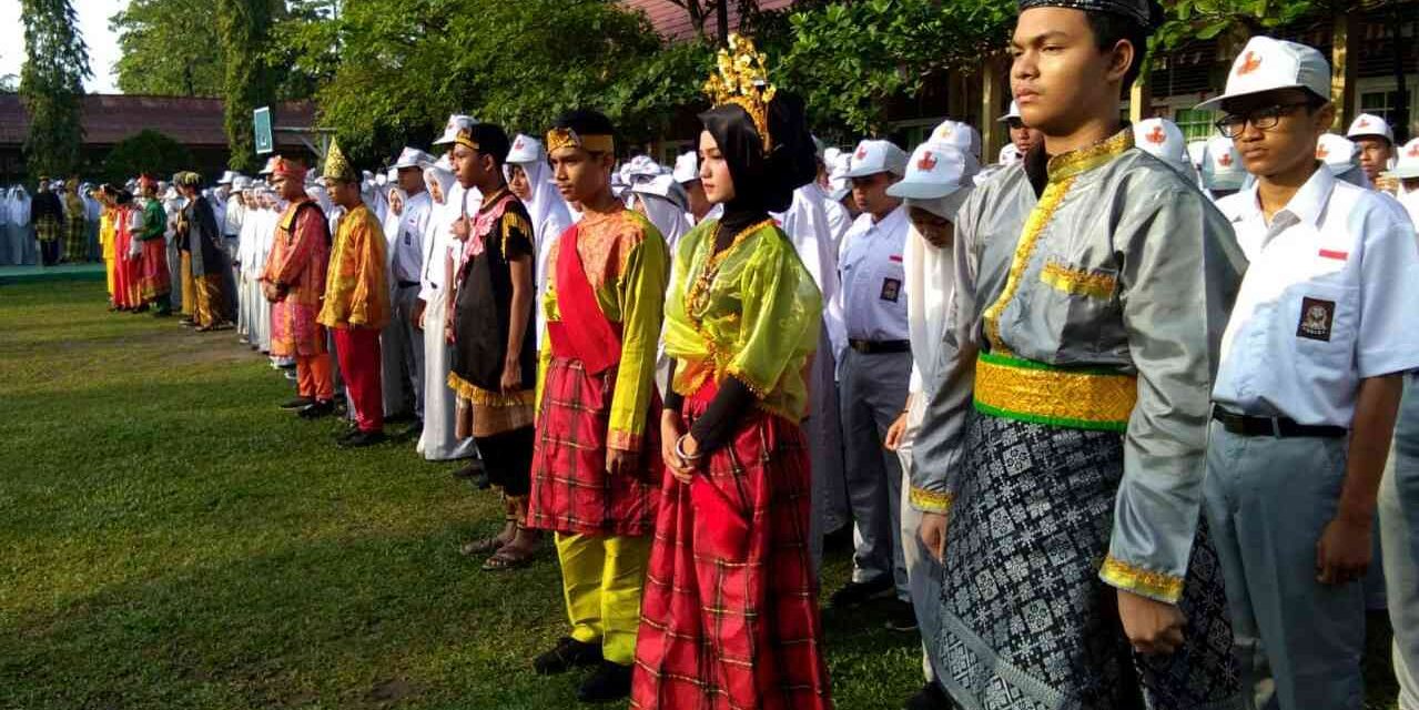 Kemendikbudristek Luruskan Isu Pakaian Adat Seragam Sekolah