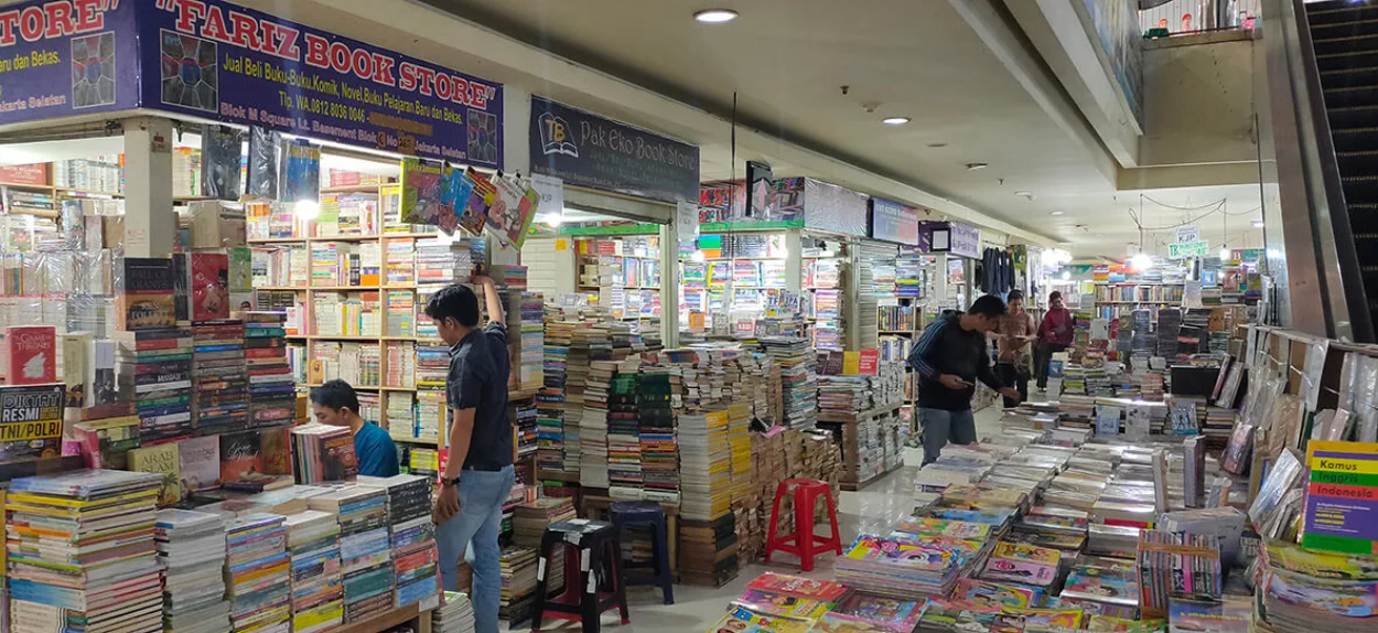Tren Secondhand Bookseller: Berburu Buku Bekas Hemat & Hijau