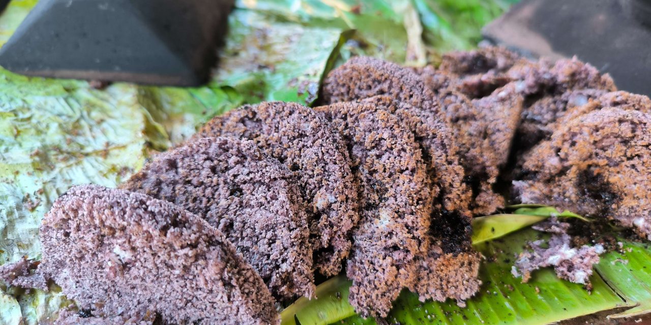 Mengenal Dange Pangkep: Camilan Ketan Hitam Bakar Tungku