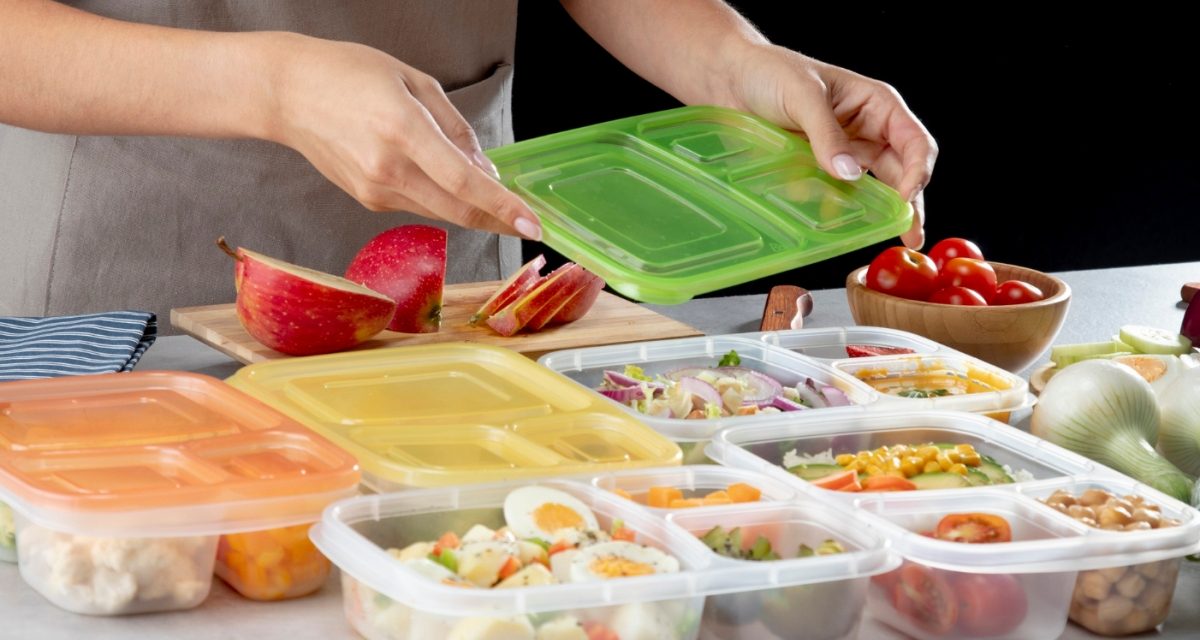 Trik Bersihkan Kotak Bekal Plastik Pakai Bubuk Mustard