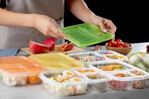 Trik Bersihkan Kotak Bekal Plastik Pakai Bubuk Mustard