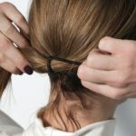 Bahaya Mengikat Rambut Saat Masih Setengah Basah
