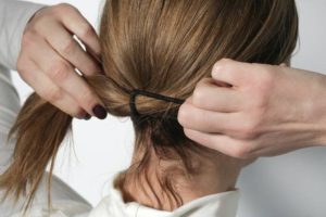 Bahaya Mengikat Rambut Saat Masih Setengah Basah
