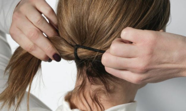 Bahaya Mengikat Rambut Saat Masih Setengah Basah