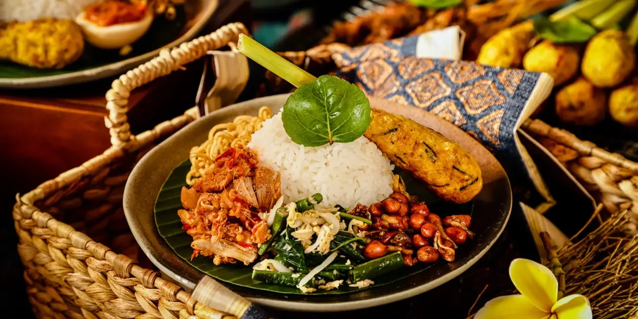 Menikmati Nasi Campur Khas Bali Pakai Sate Lilit Dan Sambal
