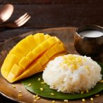 Menjajal Sticky Rice Mango Berkuah Santan Kental Dan Mangga