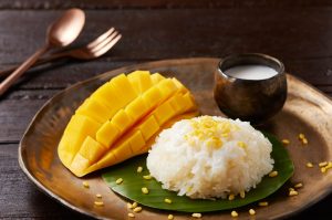 Menjajal Sticky Rice Mango Berkuah Santan Kental Dan Mangga