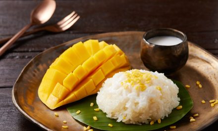 Menjajal Sticky Rice Mango Berkuah Santan Kental Dan Mangga